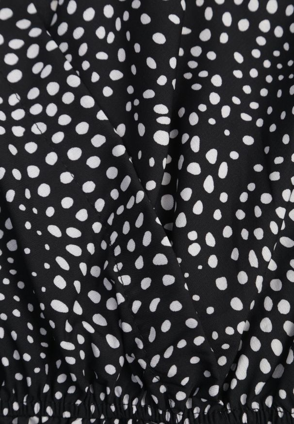 Born2be - Czarna Sukienka Kepherine. Okazja: na co dzień, na spacer. Kolor: czarny. Długość rękawa: krótki rękaw. Typ sukienki: kopertowe. Styl: elegancki, casual