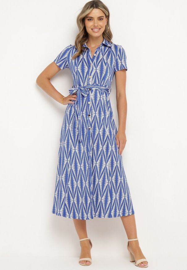 Born2be - Niebieska Sukienka Koszulowa w Geometryczny Wzór Zapinana na Guziki z Materiałowym Paskiem Thilea. Okazja: na spotkanie biznesowe. Kolor: niebieski. Materiał: materiał. Wzór: geometria. Typ sukienki: koszulowe. Styl: biznesowy