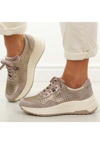 Beżowe skórzane ażurowe półbuty damskie T.Sokolski w26-295. Okazja: na spacer, na co dzień. Nosek buta: okrągły. Zapięcie: sznurówki. Kolor: beżowy. Szerokość cholewki: normalna. Wzór: ażurowy. Materiał: skóra. Sezon: wiosna, lato. Obcas: na koturnie. Styl: casual, elegancki, klasyczny #1