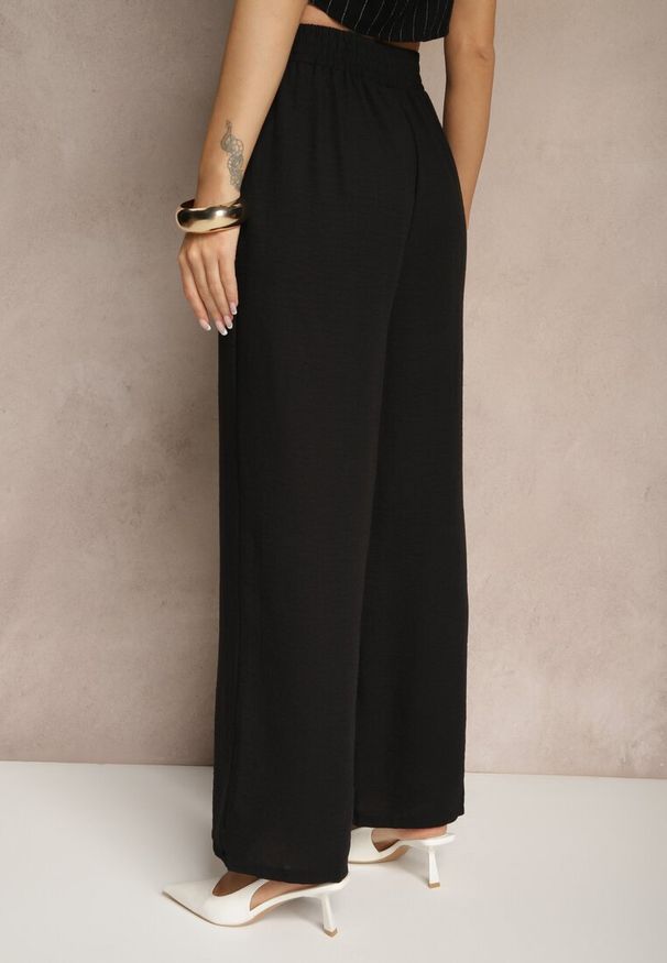 Renee - Czarne Szerokie Spodnie Palazzo High Waist z Ozdobnym Wiązaniem Arandiel. Okazja: na co dzień. Stan: podwyższony. Kolor: czarny. Materiał: jedwab. Styl: casual, wizytowy, street