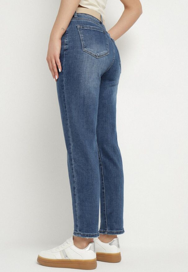 Born2be - Granatowe Jeansy o Kroju Mom Fit z Wysokim Stanem Mevarelle. Okazja: na co dzień. Stan: podwyższony. Kolor: niebieski. Styl: klasyczny, casual, elegancki