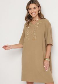 Born2be - Ciemnobeżowa Sukienka Pudełkowa z Guzikami i Ozdobnymi Haftami Jenivanea. Okazja: na co dzień. Typ kołnierza: dekolt w serek. Kolor: beżowy. Materiał: skóra. Długość rękawa: długi rękaw. Wzór: haft. Styl: casual, elegancki #3