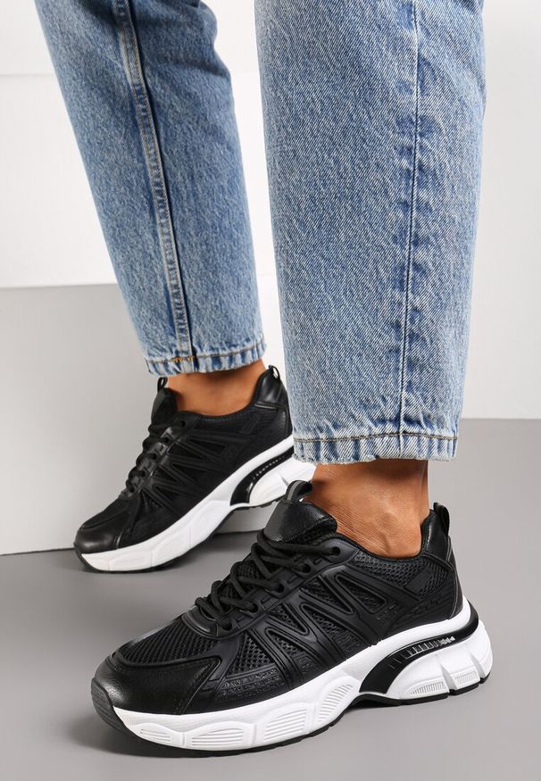 Renee - Czarne Sznurowane Sneakersy z Ekoskóry z Siateczką i Odblaskami Aeriesa. Kolor: czarny