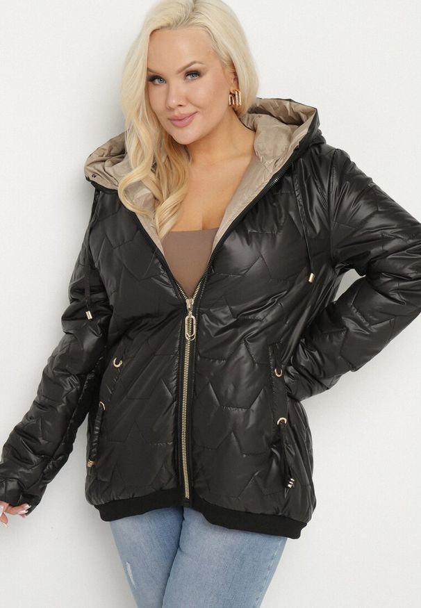 Born2be - Czarna Kurtka Pikowana o Pudełkowym Kroju z Kapturem Nusolea. Okazja: na co dzień. Typ kołnierza: kaptur. Kolekcja: plus size. Kolor: czarny. Materiał: jeans. Styl: casual, elegancki