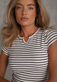 Renee - Biały Crop Top Bawełny z Prążkowanej Dzianiny w Paski Ozdobiony Wycięciem Ionilla. Okazja: na co dzień. Kolor: biały. Materiał: bawełna, prążkowany, dzianina. Wzór: aplikacja, paski. Styl: casual #8