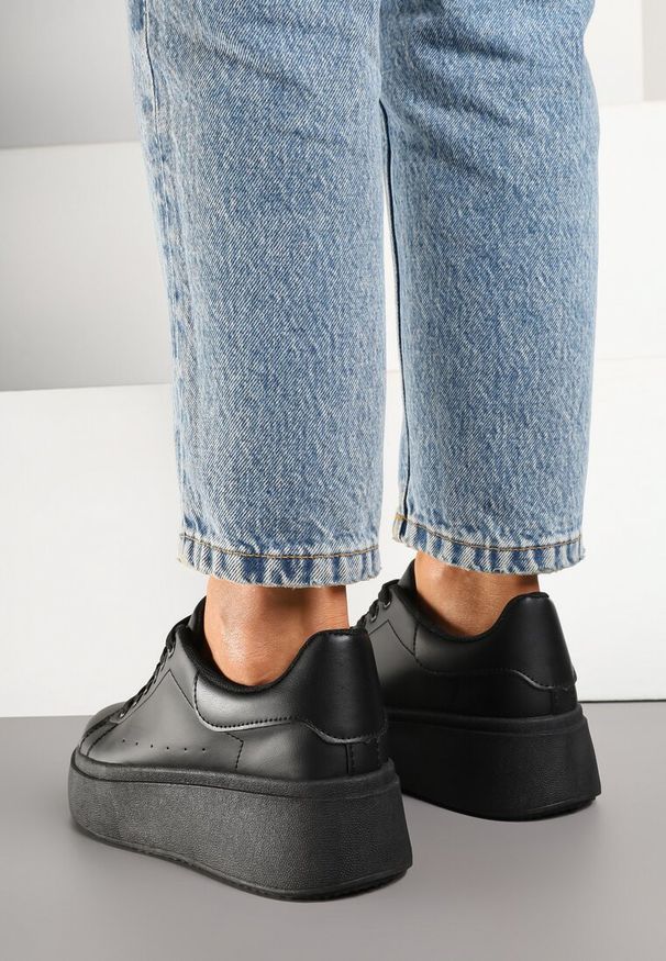 Renee - Czarne Basicowe Sneakersy na Platformie Jorvisa. Okazja: na co dzień. Kolor: czarny. Materiał: jeans. Obcas: na platformie