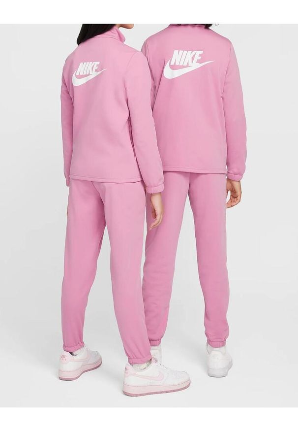 Dres dziecięcy Nike Sportswear. Kolor: różowy. Materiał: dresówka