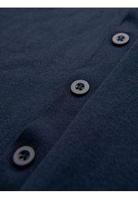 Ombre Clothing - Dzianinowy monochromatyczny męski kardigan z wiskozą – granatowy V1. Kolor: niebieski. Materiał: wiskoza, dzianina. Wzór: gładki, aplikacja. Styl: elegancki #7