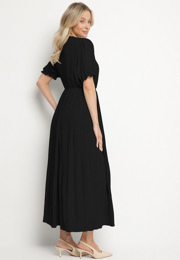 Born2be - Czarna Kopertowa Sukienka z Bawełną i Paskiem Ivellevia. Okazja: na co dzień. Typ kołnierza: dekolt w serek. Kolor: czarny. Materiał: bawełna. Długość rękawa: długi rękaw. Sezon: lato. Typ sukienki: kopertowe. Styl: klasyczny, casual, elegancki