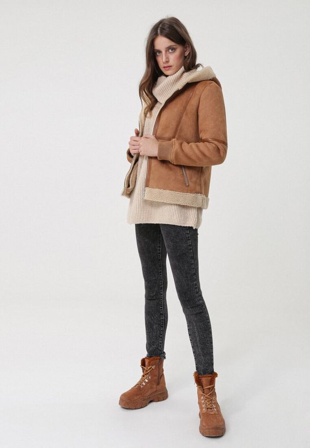 Born2be - Beżowy Golf Oversize Out Of This World. Okazja: na spacer, na co dzień. Typ kołnierza: golf. Kolor: beżowy. Materiał: wiskoza, jeans, dzianina, skóra. Długość: długie. Wzór: prążki. Styl: elegancki, casual, klasyczny