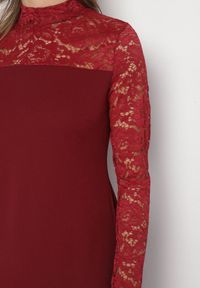 Born2be - Bordowa Rozkloszowana Sukienka z Koronką i Stójką Edanith. Okazja: na co dzień. Typ kołnierza: kołnierzyk stójkowy. Kolor: czerwony. Materiał: koronka. Długość rękawa: długi rękaw. Wzór: koronka. Typ sukienki: proste. Styl: casual, wizytowy #5