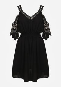 Born2be - Czarna Sukienka Mini Hiszpanka na Ramiączkach z Koronkowymi Rękawami i Gumką w Pasie Giovati. Okazja: na co dzień. Typ kołnierza: dekolt hiszpanka. Kolor: czarny. Materiał: koronka. Długość rękawa: na ramiączkach. Styl: casual. Długość: mini #4