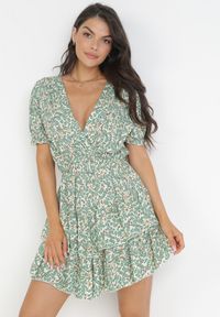 Born2be - Zielona Wiskozowa Sukienka Mini z Gumką w Pasie i Falbankami Gantisa. Typ kołnierza: kołnierz z falbankami. Kolor: zielony. Materiał: wiskoza. Wzór: kwiaty. Typ sukienki: kopertowe. Długość: mini #4