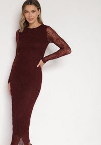Born2be - Bordowa Dopasowana Sukienka Koronkowa z Długim Rękawem Zenika. Kolor: czerwony. Materiał: koronka. Długość rękawa: długi rękaw. Wzór: koronka. Sezon: wiosna, zima, jesień. Styl: elegancki #7