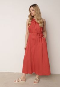 Born2be - Czerwona Wiskozowa Sukienka Bez Rękawów z Warkoczowym Splotem przy Dekolcie Shirineli. Okazja: na co dzień. Kolekcja: plus size. Kolor: czerwony. Materiał: wiskoza. Długość rękawa: bez rękawów. Wzór: ze splotem. Typ sukienki: proste, dla puszystych. Styl: boho, elegancki, klasyczny, casual #4