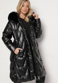 Born2be - Czarna Zimowa Kurtka Pikowana o Długim Kroju z Kapturem z Odpinanym Futrem Lilareen. Okazja: na co dzień. Typ kołnierza: kaptur. Kolor: czarny. Materiał: futro. Długość: długie. Sezon: zima. Styl: casual, elegancki #3