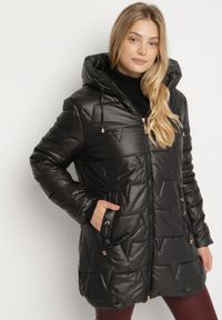 Born2be - Czarna Pikowana Kurtka o Prostym Kroju z Kapturem Nalarea. Okazja: na co dzień. Typ kołnierza: kaptur. Kolekcja: plus size. Kolor: czarny. Materiał: poliester, dzianina, jeans. Styl: klasyczny, casual, elegancki #1