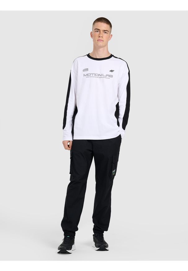 4f - 4F Longsleeve oversize z nadrukiem męski - biały S. Okazja: na co dzień. Kolor: biały. Materiał: materiał. Długość rękawa: długi rękaw. Wzór: nadruk. Styl: klasyczny, casual, sportowy