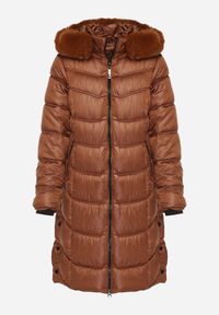 Born2be - Brązowa Pikowana Kurtka Płaszcz za Kolano z Kapturem i Futerkiem Naelora. Okazja: na co dzień, na spacer. Typ kołnierza: kaptur. Kolor: brązowy. Materiał: futro. Styl: klasyczny, casual #2