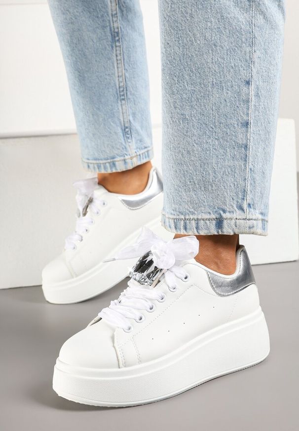 Renee - Biało-Srebrne Sneakersy z Cyrkoniami Vivioriana. Okazja: na co dzień. Kolor: biały. Materiał: jeans. Wzór: aplikacja. Obcas: na obcasie. Wysokość obcasa: średni