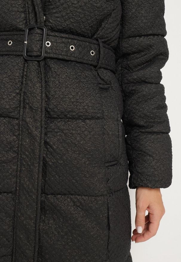 Born2be - Czarna Kurtka Pikowana z Ozdobnym Tłoczeniem Paskiem i Kapturem z Futerkiem Gerirra. Okazja: na co dzień. Kolor: czarny. Materiał: futro. Długość rękawa: długi rękaw. Długość: długie. Sezon: zima. Styl: casual, elegancki