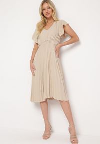 Born2be - Beżowa Sukienka Plisowana o Rozkloszowanym Fasonie i Trójkątnym Dekolcie Rissara. Okazja: na co dzień, na spotkanie biznesowe. Kolor: beżowy. Materiał: skóra, materiał. Długość rękawa: krótki rękaw. Typ sukienki: plisowane. Styl: casual, biznesowy, elegancki #1