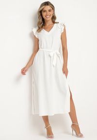 Born2be - Biała Sukienka Wiązana w Pasie z Rękawem z Falbanką z Rozcięciami i Cyrkoniami Fernesta. Okazja: do pracy. Typ kołnierza: kołnierz z falbankami. Kolor: biały. Wzór: aplikacja. Styl: elegancki, wizytowy #1