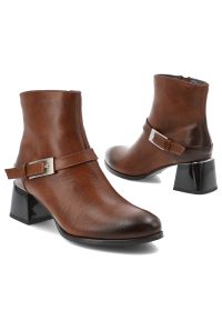 Brązowe Botki Armodo Modne Obuwie Damskie. Okazja: na co dzień. Zapięcie: klamry. Kolor: brązowy. Wzór: geometria. Materiał: skóra. Sezon: zima, jesień. Obcas: na obcasie. Styl: casual, elegancki, klasyczny. Wysokość obcasa: średni #7