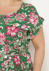 Born2be - Zielona Bawełniana Sukienka w Kwiaty o Pudełkowym Fasonie ze Sznurkiem w Talii Risallise. Okazja: na spacer, na imprezę. Kolor: zielony. Materiał: bawełna. Długość rękawa: krótki rękaw. Wzór: kwiaty. Styl: wizytowy, retro #7