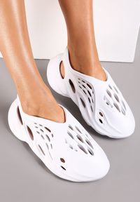 Born2be - Białe Sneakersy z Pianki Zdobione Wycięciami Harelle. Kolor: biały. Wzór: aplikacja