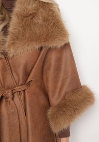 Born2be - Brązowy Płaszcz z Wiązaniem w Pasie i Futerkiem Ozdobiony Wycięciami po Bookach Sartellia. Kolor: brązowy. Materiał: futro. Długość rękawa: długi rękaw. Długość: długie. Wzór: aplikacja. Styl: wizytowy, klasyczny, elegancki #7
