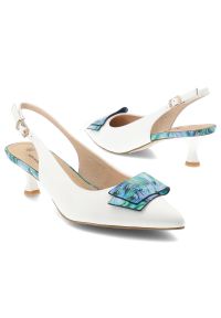 Czółenka damskie S.Barski, slingback ze skóry naturalnej z dekoracyjną aplikacją na niskim obcasie zapinane sprzączką, białe, LZ61-2006. Okazja: na ślub cywilny, na wesele, na imprezę. Zapięcie: sprzączka. Kolor: biały. Materiał: skóra. Wzór: aplikacja. Obcas: na obcasie. Styl: elegancki. Wysokość obcasa: niski #4