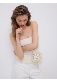 Reserved - Dzianinowy top z różami - kremowy. Kolor: kremowy. Materiał: dzianina #1