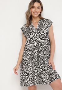 Born2be - Czarna Bawełniana Sukienka o Rozkloszowanym Kroju Oversize Liravina. Okazja: na co dzień. Typ kołnierza: dekolt w serek. Kolor: czarny. Materiał: bawełna. Typ sukienki: oversize. Styl: klasyczny, casual, elegancki #1