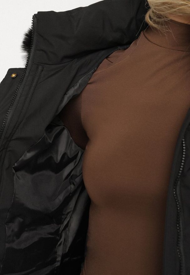 Born2be - Czarna Zimowa Kurtka z Pikowaniem i Kapturem z Futrem Gisatte. Okazja: do pracy, na co dzień, na spotkanie biznesowe. Kolor: czarny. Materiał: futro. Sezon: zima. Styl: casual, elegancki, biznesowy