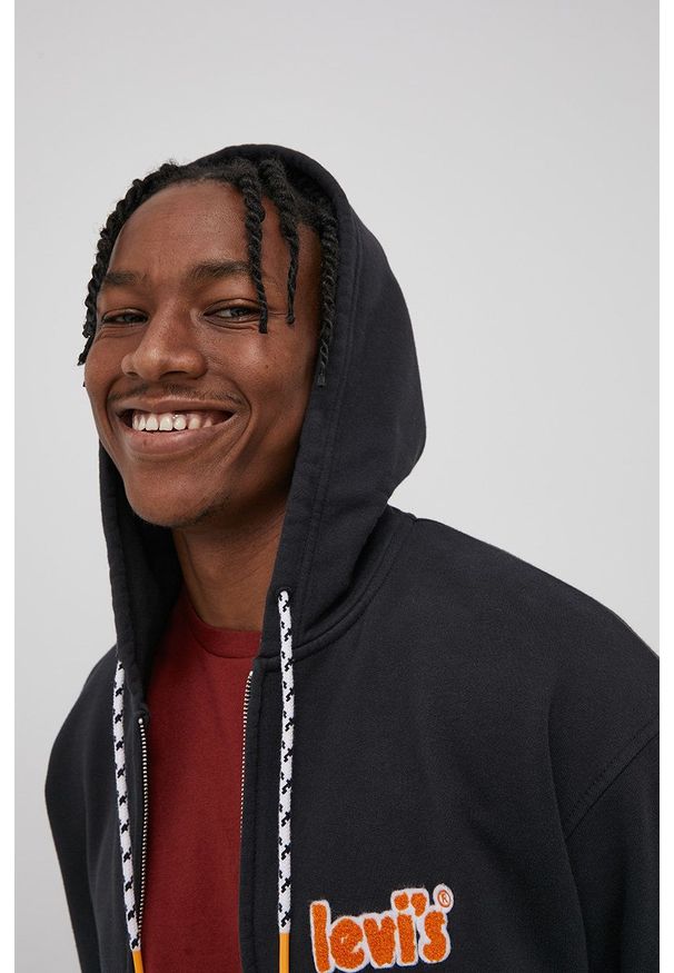Levi's® - Levi's Bluza bawełniana męska kolor czarny z kapturem z aplikacją. Okazja: na spotkanie biznesowe. Typ kołnierza: kaptur. Kolor: czarny. Materiał: bawełna. Wzór: aplikacja. Styl: biznesowy