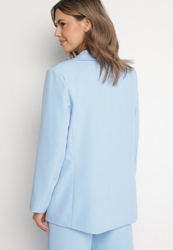 Born2be - Jasnoniebieska Marynarka Ozdobiona Imitacją Kieszeni Sovzedi. Okazja: na spotkanie biznesowe. Kolor: niebieski. Materiał: jeans. Wzór: aplikacja. Styl: biznesowy, elegancki