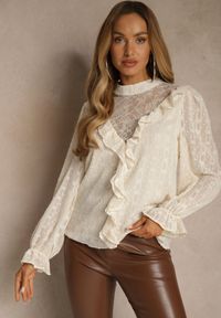 Renee - Beżowa Bluzka z Koronką i Falbankami Zdobiona Metalicznymi Przeszyciami Aliafera. Typ kołnierza: kołnierz z falbankami. Kolor: beżowy. Materiał: koronka. Wzór: koronka, aplikacja #3