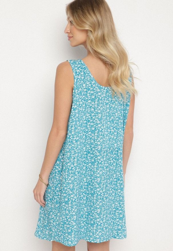 Born2be - Niebieska Sukienka w Kwiaty o Rozkloszowanym Kroju na Szerokich Ramiączkach Folarelle. Okazja: na co dzień. Kolor: niebieski. Długość rękawa: na ramiączkach. Wzór: kwiaty. Sezon: lato. Typ sukienki: proste, rozkloszowane. Styl: elegancki, casual