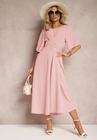Renee - Jasnoróżowa Rozkloszowana Sukienka Maxi z Szerokim Rękawem i Gumką w Pasie Sador. Kolor: różowy. Długość: maxi