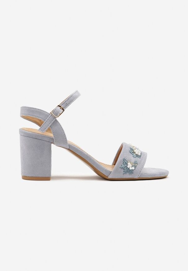 Renee - Niebieskie Sandały Vices na Słupkowym Obcasie z Haftem i Perełkami Amiorna. Okazja: na spotkanie biznesowe, do pracy. Zapięcie: pasek. Kolor: niebieski. Wzór: haft. Materiał: len. Sezon: wiosna, lato. Obcas: na obcasie. Styl: biznesowy, elegancki. Wysokość obcasa: średni