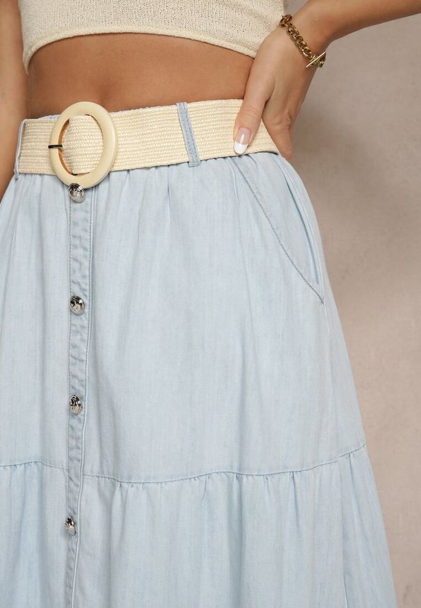 Renee - Jasnoniebieska Jeansowa Spódnica z Bawełny o Rozkloszowanym Kroju z Paskiem i Guziczkami Nattenira. Okazja: na co dzień. Kolor: niebieski. Materiał: bawełna, jeans. Styl: casual, elegancki