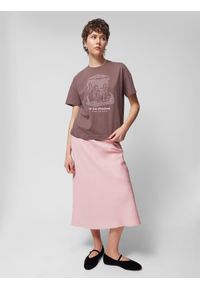 outhorn - T-shirt oversize z nadrukiem damski Outhorn - brązowy. Kolor: brązowy. Materiał: dzianina, bawełna. Długość rękawa: krótki rękaw. Długość: krótkie. Wzór: nadruk