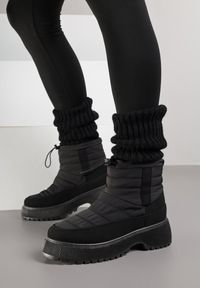 Born2be - Czarne Śniegowce Ozdobione Pikowaną Cholewką Monalavea. Okazja: na co dzień. Kolor: czarny. Materiał: jeans. Szerokość cholewki: normalna. Wzór: aplikacja. Styl: casual #6