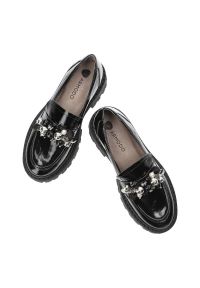 Czarne Półbuty Armodo Stylowe Mokasyny Damskie. Okazja: do pracy, na spotkanie biznesowe. Kolor: czarny. Materiał: lakier. Wzór: aplikacja. Styl: elegancki #5