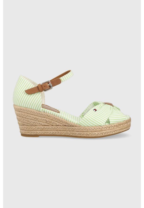 TOMMY HILFIGER - Tommy Hilfiger sandały HIGH WEDGE SEERSUCKER damskie kolor zielony na koturnie FW0FW07158. Zapięcie: klamry. Kolor: zielony. Materiał: guma. Obcas: na koturnie