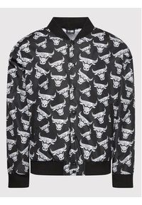 New Era Kurtka bomber Chicago Bulls All Over Logo 12893178 Czarny Regular Fit. Kolor: czarny. Materiał: syntetyk