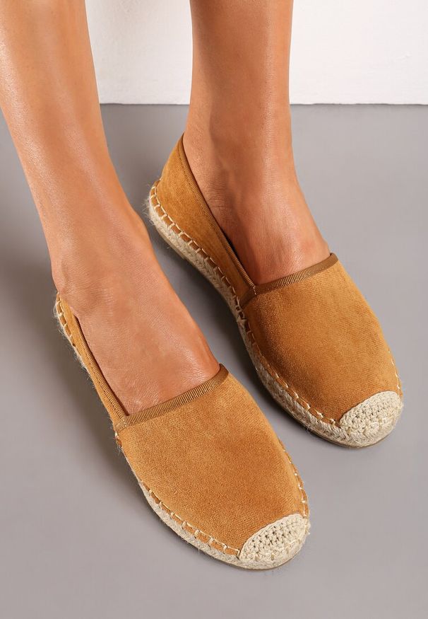 Renee - Camelowe Espadryle Aurinda. Wysokość cholewki: przed kostkę. Zapięcie: bez zapięcia. Szerokość cholewki: normalna. Wzór: gładki. Obcas: na płaskiej podeszwie. Styl: boho