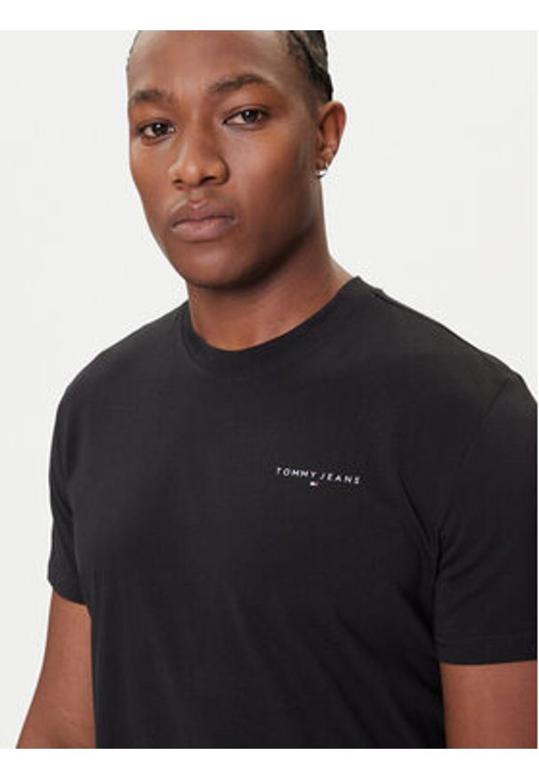 Tommy Jeans T-Shirt Linear Chest DM0DM21780 Czarny Slim Fit. Kolor: czarny. Materiał: bawełna