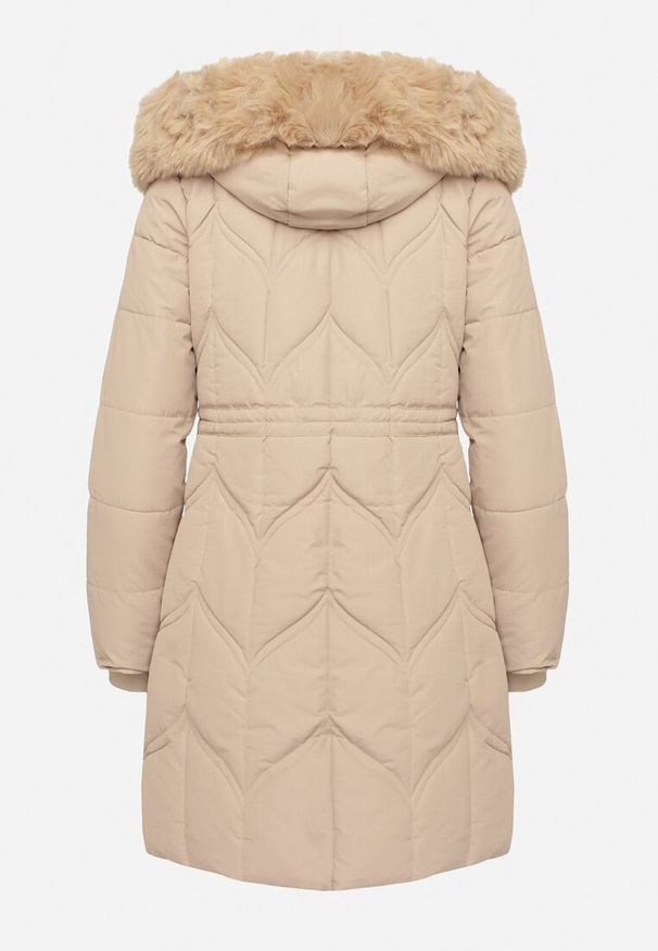Born2be - Beżowa Kurtka Pikowana o Długim Kroju z Kapturem z Futrem Ściągana w Talii Mazilie. Typ kołnierza: kaptur. Kolor: beżowy. Materiał: futro. Długość rękawa: długi rękaw. Długość: długie. Styl: elegancki